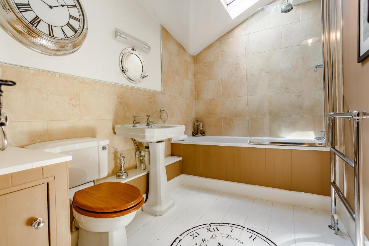 Broadrock Accommodation - Clock Cottage Chepstow Eksteriør bilde