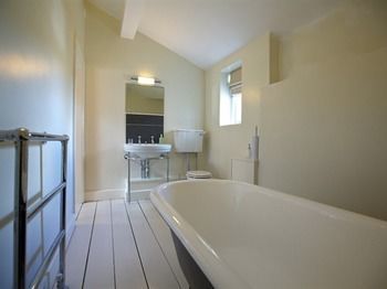 Broadrock Accommodation - Clock Cottage Chepstow Eksteriør bilde